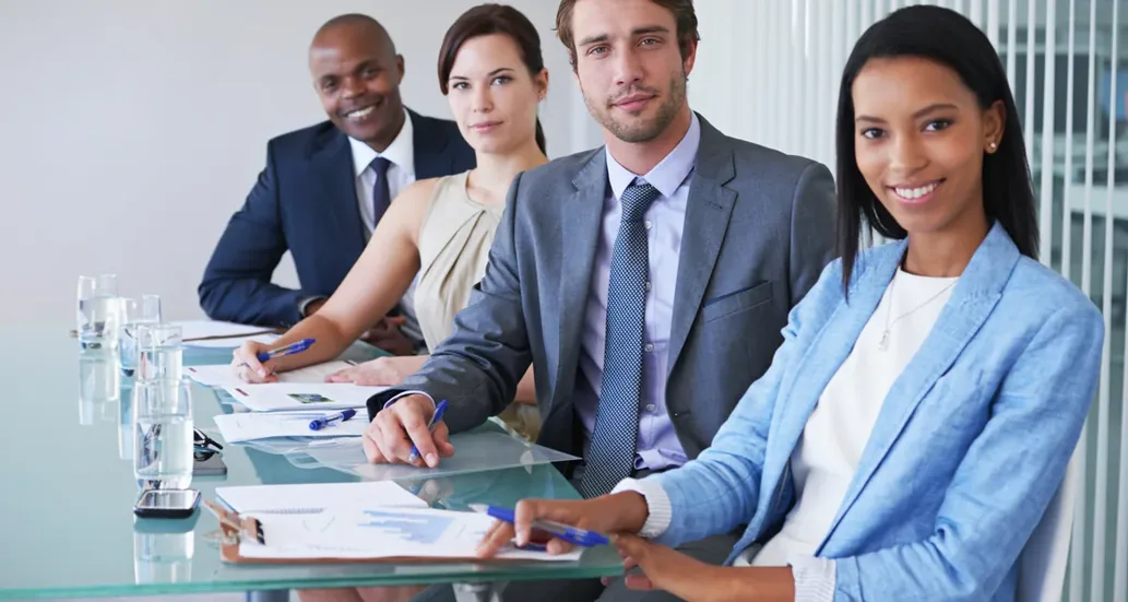 Equipe de negócios reunida ao redor da mesa durante apresentação