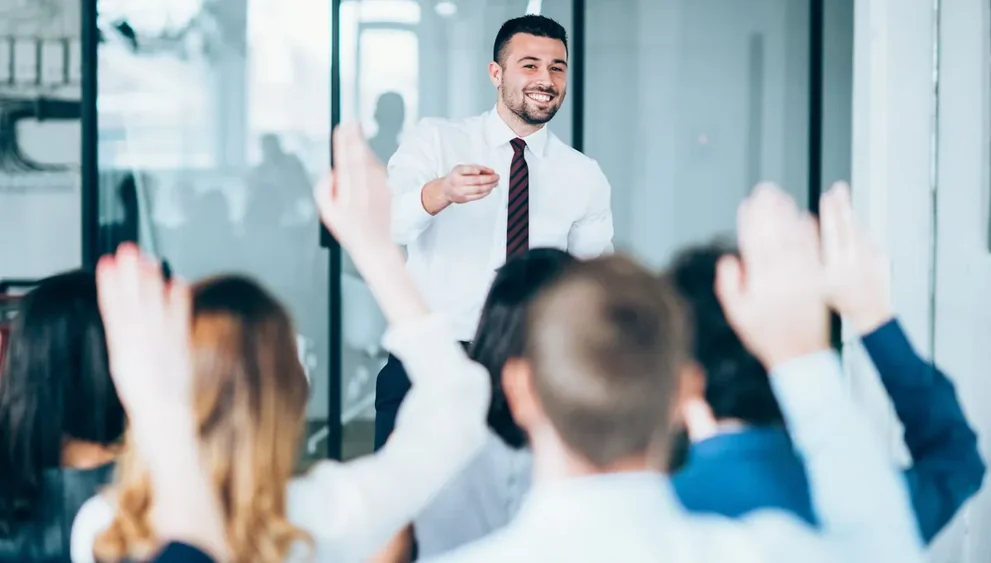 Plateia aplaudindo durante apresentação em sala de treinamento